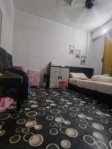 Rumah Flat untuk Dijual di Flat Taman Pelangi Indah - Mukhriez Mesh - Bedroom - PropertyGuru.com.my