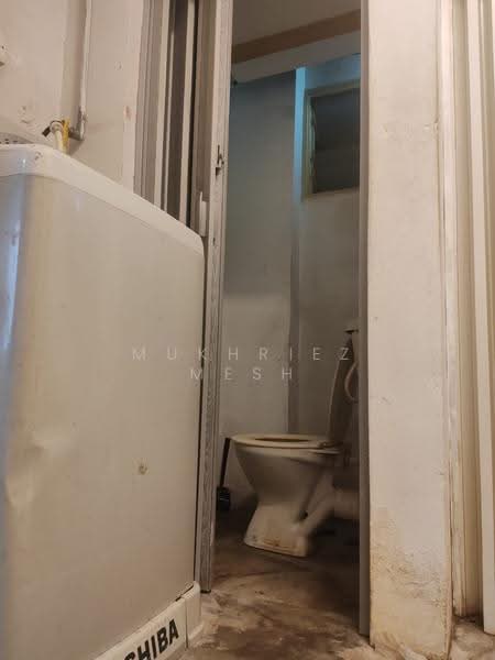 Rumah Flat untuk Dijual di Flat Taman Pelangi Indah - Mukhriez Mesh - Bathroom - PropertyGuru.com.my