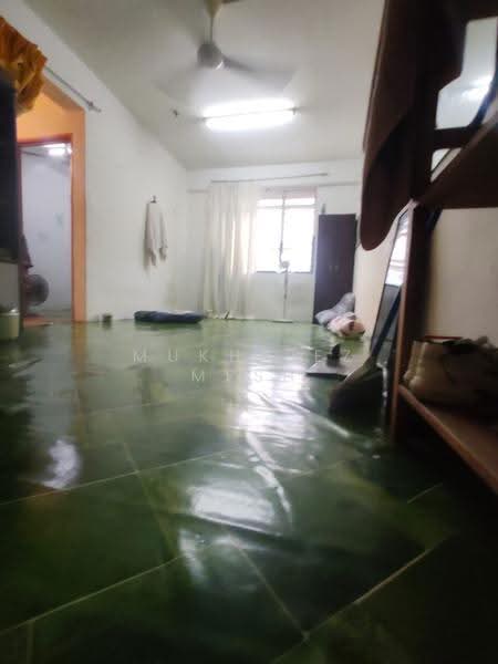 Rumah Flat untuk Dijual di Flat Taman Pelangi Indah - Mukhriez Mesh - Living Room - PropertyGuru.com.my