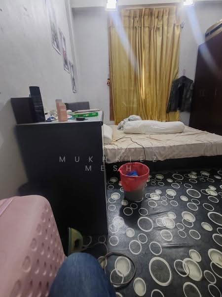Rumah Flat untuk Dijual di Flat Taman Pelangi Indah - Mukhriez Mesh - Bedroom - PropertyGuru.com.my