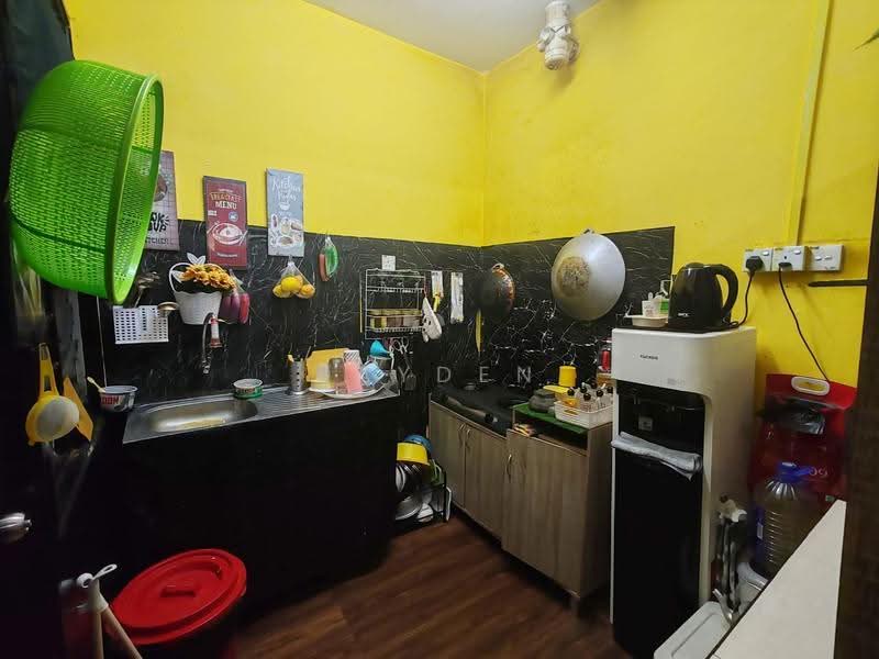 Rumah Flat untuk Dijual di Flat Taman Pelangi Indah - Jayden Ng - Kitchen - PropertyGuru.com.my