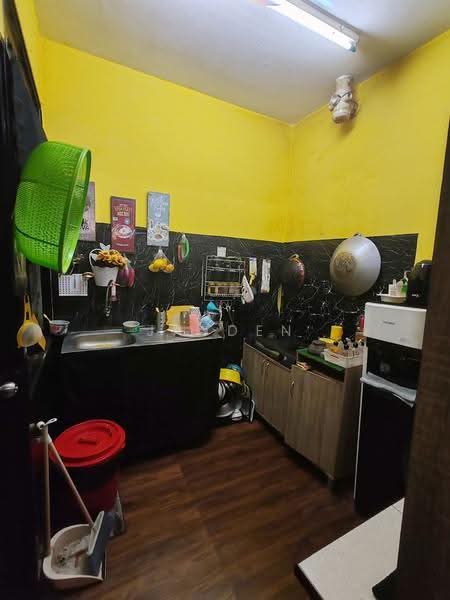 Rumah Flat untuk Dijual di Flat Taman Pelangi Indah - Jayden Ng - Kitchen - PropertyGuru.com.my