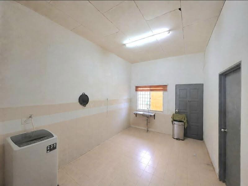 1-storey Terraced House for Sale in Meru (Klang) - Yasmin Sulaiman - Kitchen - PropertyGuru.com.my