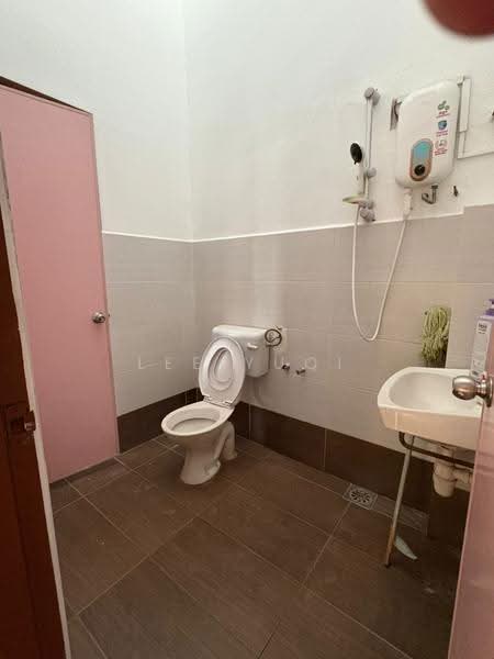 Rumah Teres 2-Tingkat untuk Disewa di Seri Kembangan (Selangor) - Lee Yuqi - Bathroom - PropertyGuru.com.my