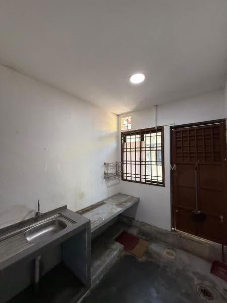 1-storey Terraced House for Sale in Taman Mutiara Rini (Skudai) - Jeffrey Lim - Kitchen - PropertyGuru.com.my