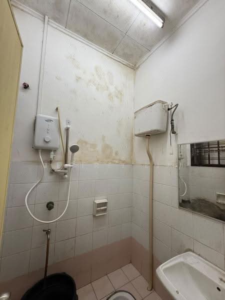 1-storey Terraced House for Sale in Taman Mutiara Rini (Skudai) - Jeffrey Lim - Bathroom - PropertyGuru.com.my