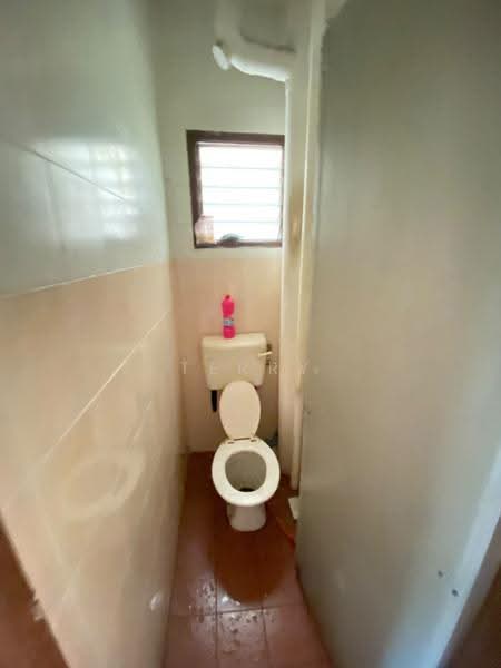 Pangsapuri untuk Dijual di Pangsapuri Putra Permai Selesa - Terry Yee - Bathroom - PropertyGuru.com.my