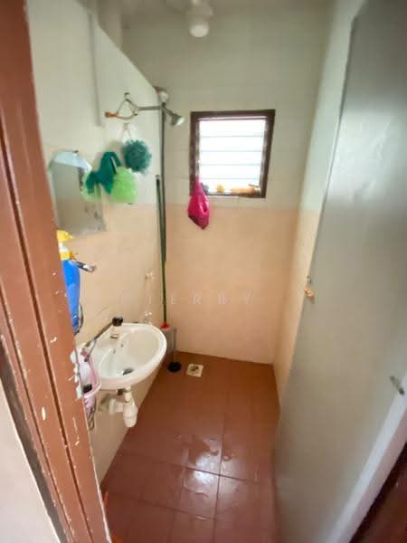 Pangsapuri untuk Dijual di Pangsapuri Putra Permai Selesa - Terry Yee - Bathroom - PropertyGuru.com.my