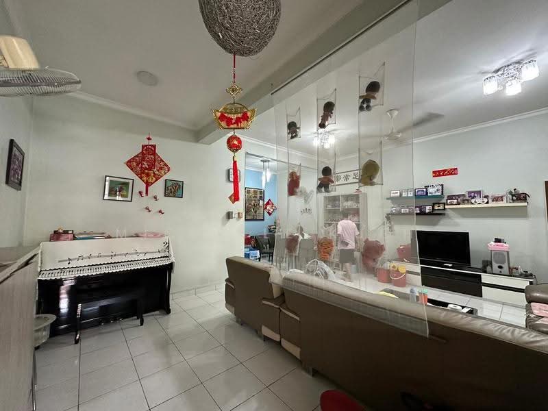 Rumah Teres 2-Tingkat untuk Dijual di Taman Gaya (Ulu Tiram) - Michelle Kueh - Living Room - PropertyGuru.com.my