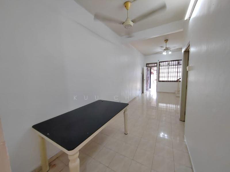 2-storey Terraced House for Sale in Bandar Putra Kulai (Kulai) - Kuu Chin - Living Room - PropertyGuru.com.my