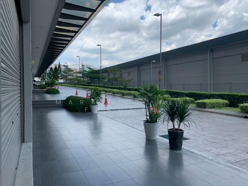 Shop for Sale in Pusat Perdagangan Seri Kembangan (Seri Kembangan) - Mark Aurther Francis - Exterior - PropertyGuru.com.my