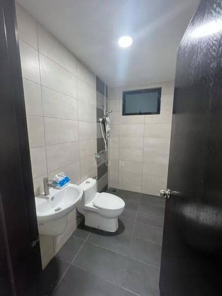 Kediaman Servis untuk Dijual di Molek Regency - Jun Wang - Bathroom - PropertyGuru.com.my