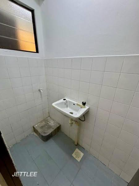 Apartment for Sale at Pangsapuri Pendamar B - Tom Lee - Bathroom - PropertyGuru.com.my