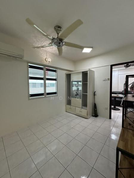 Pangsapuri untuk Dijual di Desa Indah Block 86 - Hong . - Bed Room - PropertyGuru.com.my