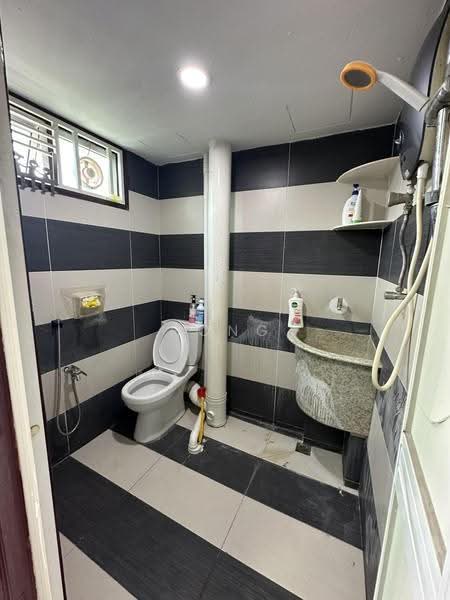 Pangsapuri untuk Dijual di Desa Indah Block 86 - Hong . - Bathroom - PropertyGuru.com.my