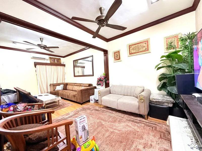 Rumah Teres 2-Tingkat untuk Dijual di Seksyen 7 (Shah Alam) - Syukor Hartanah - Living Room - PropertyGuru.com.my