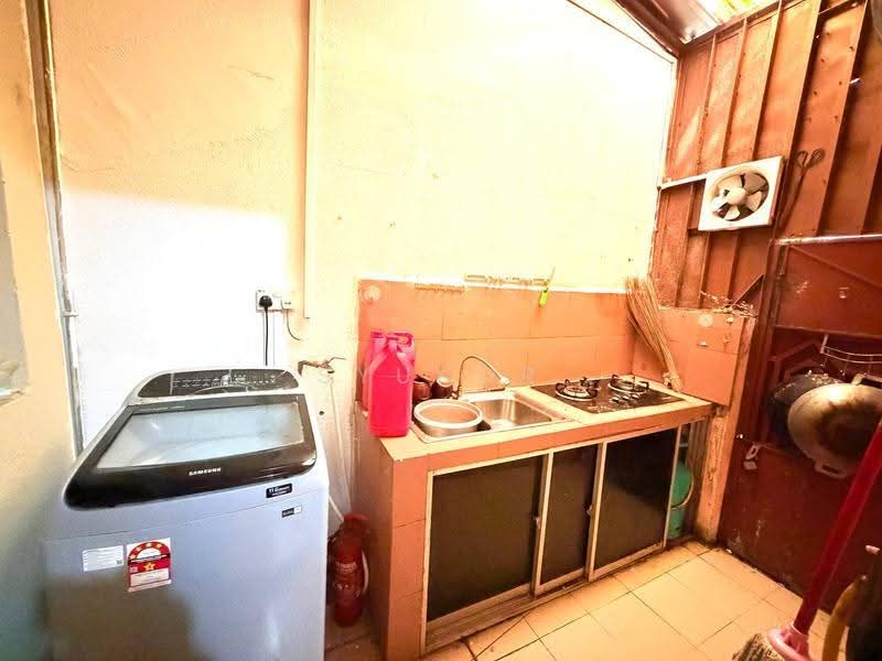 Rumah Teres 2-Tingkat untuk Dijual di Seksyen 7 (Shah Alam) - Syukor Hartanah - Kitchen - PropertyGuru.com.my