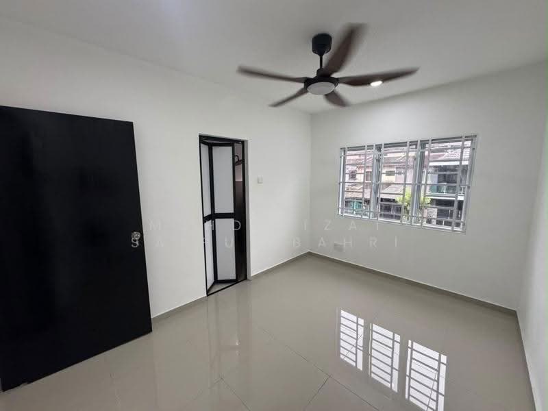 2-storey Terraced House for Sale in Taman Sri Muda (Shah Alam) - Mohd Aizat Saiful Bahri - Bedroom - PropertyGuru.com.my