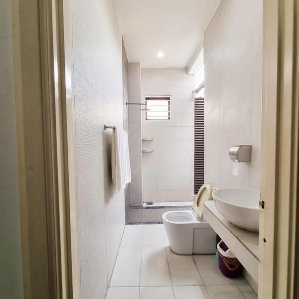 Semi-Detached House for Sale in Seksyen 24 (Shah Alam) - Adzura Zamedin - Bathroom - PropertyGuru.com.my