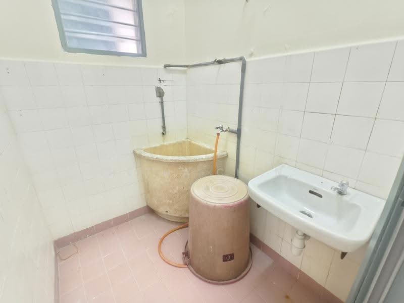 Pangsapuri untuk Dijual di Cempaka Apartment - Hetha Chan - Bathroom - PropertyGuru.com.my