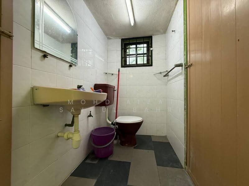 2-storey Terraced House for Sale in Taman Kajang Baru (Kajang) - Mohd Aizat Saiful Bahri - Bathroom - PropertyGuru.com.my