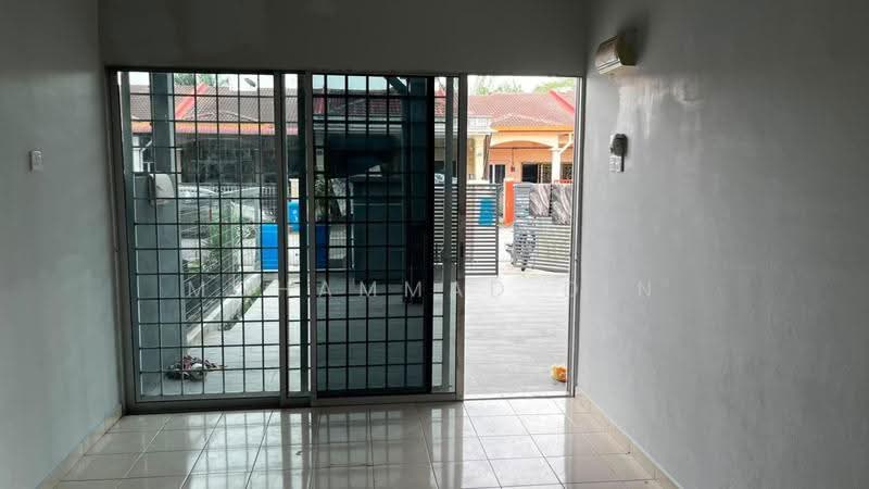 1-storey Terraced House for Sale in Seksyen 30 (Shah Alam) - Mohammad Din Majid - Entrance - PropertyGuru.com.my