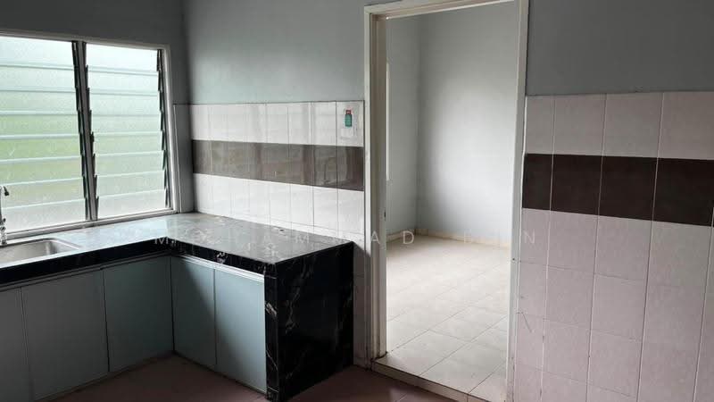 1-storey Terraced House for Sale in Seksyen 30 (Shah Alam) - Mohammad Din Majid - Kitchen - PropertyGuru.com.my
