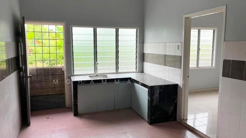 1-storey Terraced House for Sale in Seksyen 30 (Shah Alam) - Mohammad Din Majid - Kitchen - PropertyGuru.com.my