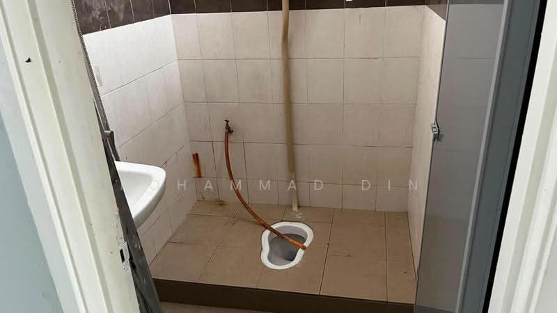 1-storey Terraced House for Sale in Seksyen 30 (Shah Alam) - Mohammad Din Majid - Bathroom - PropertyGuru.com.my