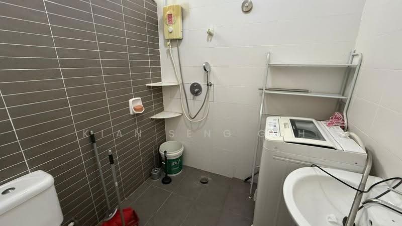 Kediaman Servis untuk Dijual di Palazio - Kian Seng Goh - Bathroom - PropertyGuru.com.my