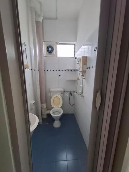 Condominium for Sale at Ferringhi Delima Condominium - Hong . - Bathroom - PropertyGuru.com.my