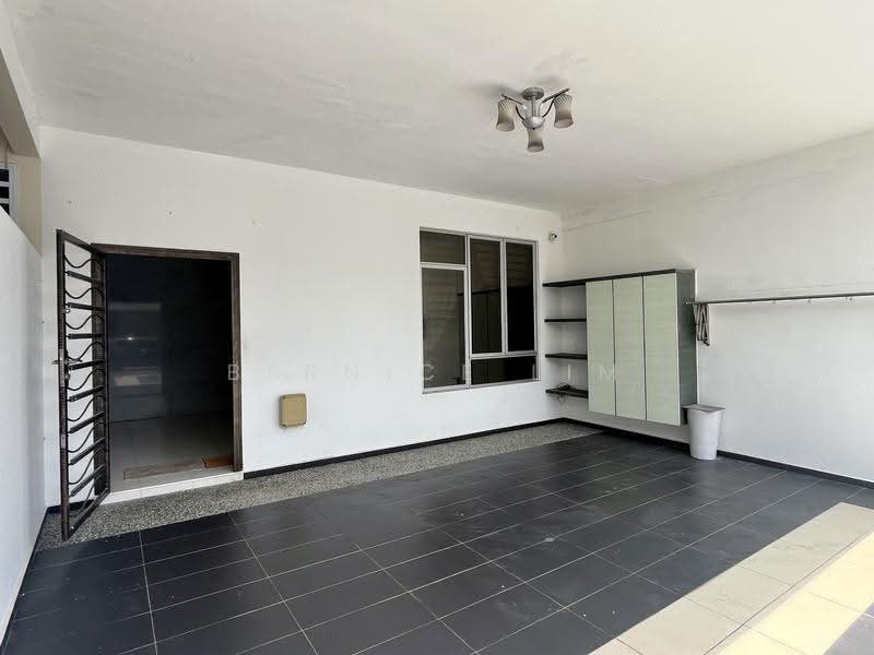 Rumah Teres 2-Tingkat untuk Dijual di Setia Tropika (Johor Bahru) - Bernice Lim - Entrance - PropertyGuru.com.my
