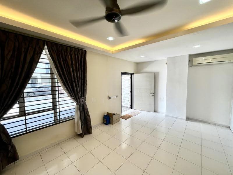Rumah Teres 2-Tingkat untuk Dijual di Setia Tropika (Johor Bahru) - Bernice Lim - Living Room - PropertyGuru.com.my