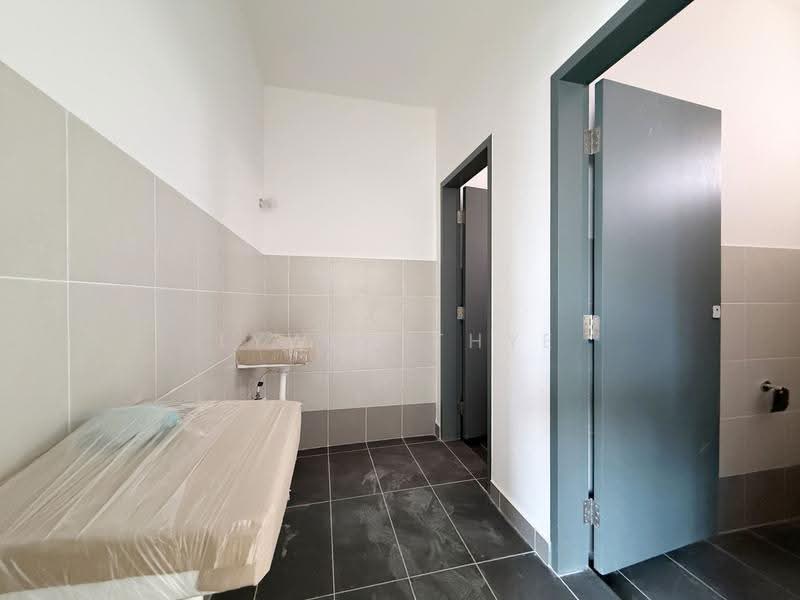 Shop / Office untuk Disewa di Bandar Baru Permas Jaya (Permas Jaya) - Lywen Thye - Bathroom - PropertyGuru.com.my