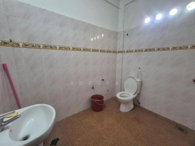 Bungalow House for Sale in Sungai Merab (Dengkil) - Adzura Zamedin - Bathroom - PropertyGuru.com.my