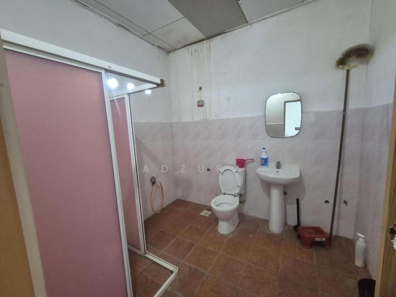Bungalow House for Sale in Sungai Merab (Dengkil) - Adzura Zamedin - Bathroom - PropertyGuru.com.my