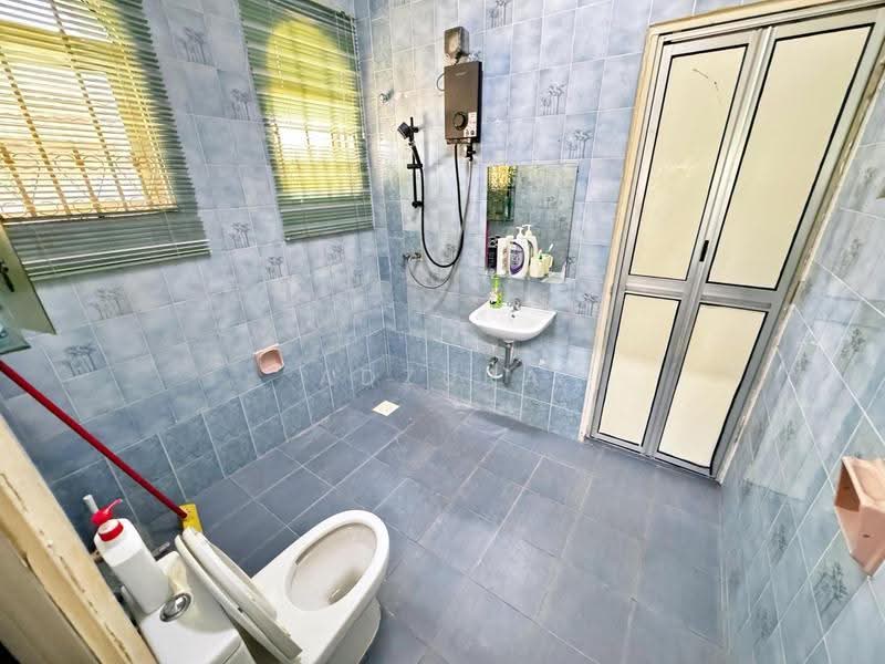 Bungalow House for Sale in Seksyen 2 (Bangi) - Adzura Zamedin - Bathroom - PropertyGuru.com.my