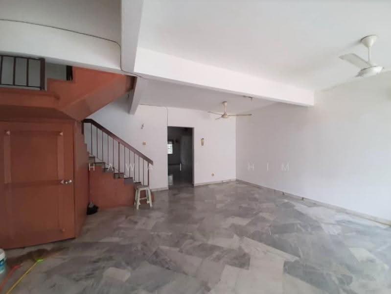 Rumah Teres 2-Tingkat untuk Dijual di TTDI Jaya (Shah Alam) - Hawa Ibrahim - Living Room - PropertyGuru.com.my