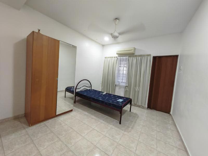 2-storey Terraced House for Sale in Taman Cheng Baru (Cheng) - Harry Law - Bedroom - PropertyGuru.com.my