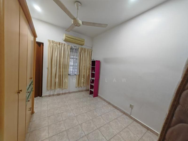 2-storey Terraced House for Sale in Taman Cheng Baru (Cheng) - Harry Law - Bedroom - PropertyGuru.com.my