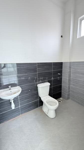 Semi-Detached House for Sale in Taman Tanjung Minyak Utama (Tanjong Minyak) - Mathias Tan - Bathroom - PropertyGuru.com.my