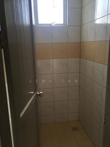 Warehouse for Rent in Kuching (Sarawak) - Jeno Tan - Bathroom - PropertyGuru.com.my