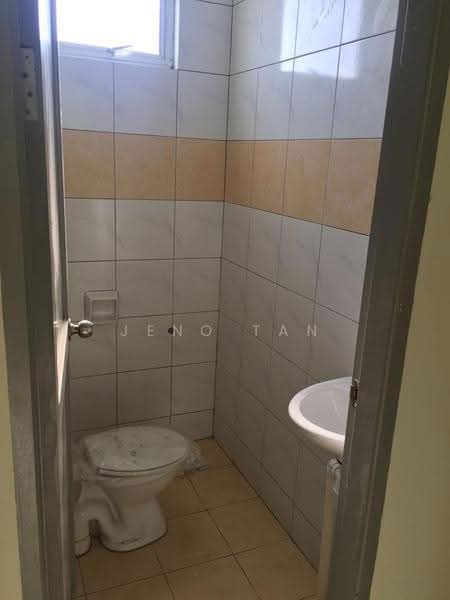 Warehouse for Rent in Kuching (Sarawak) - Jeno Tan - Bathroom - PropertyGuru.com.my