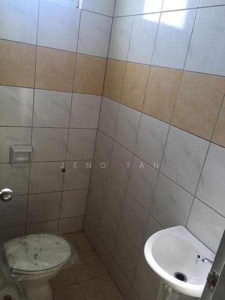 Warehouse for Rent in Kuching (Sarawak) - Jeno Tan - Bathroom - PropertyGuru.com.my
