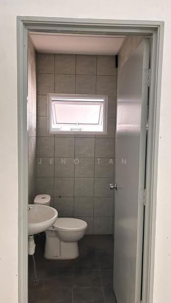 Warehouse for Rent in Kuching (Sarawak) - Jeno Tan - Bathroom - PropertyGuru.com.my