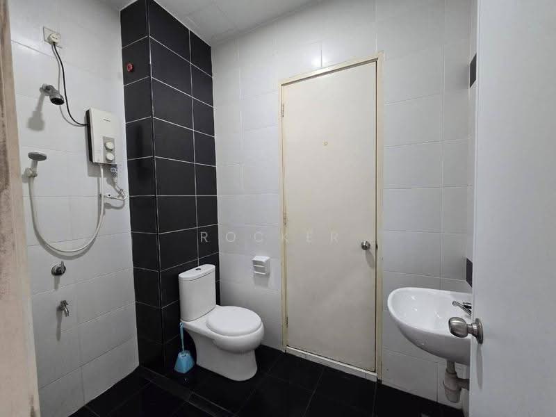 Rumah Kluster untuk Dijual di Setia Tropika (Johor Bahru) - Rocker Lim - Bathroom - PropertyGuru.com.my