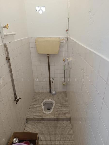 Rumah Teres 1-Tingkat untuk Disewa di Taman Johor Jaya (Johor Bahru) - Tommy Phua - Bathroom - PropertyGuru.com.my