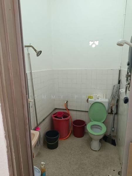 Rumah Teres 1-Tingkat untuk Disewa di Taman Johor Jaya (Johor Bahru) - Tommy Phua - Bathroom - PropertyGuru.com.my