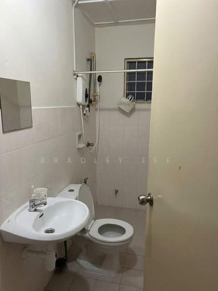 Pangsapuri untuk Dijual di Jalil Damai Apartments - Bradley Eee - Bathroom - PropertyGuru.com.my