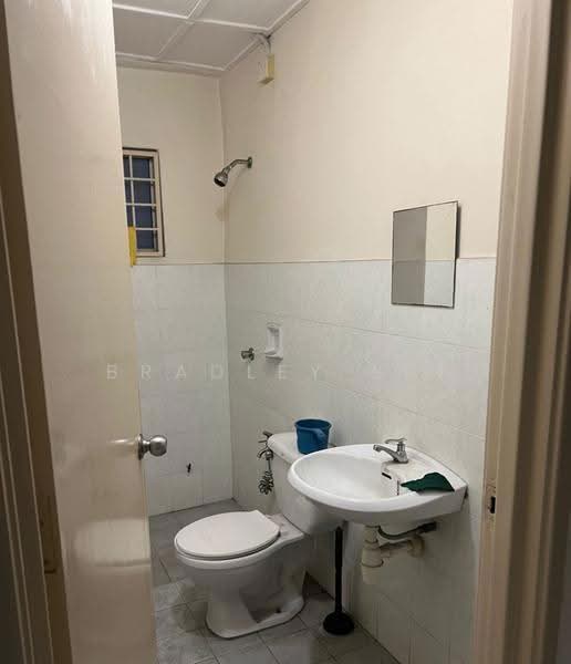 Pangsapuri untuk Dijual di Jalil Damai Apartments - Bradley Eee - Bathroom - PropertyGuru.com.my